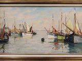 une peinture représentant une scène portuaire avec des bateaux dans l'eau