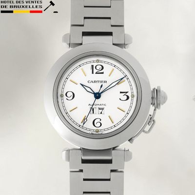 une image d'un gros plan d'une montre-bracelet sur un fond blanc
