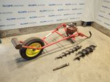 une image représentant un petit chariot avec des outils posés par terre