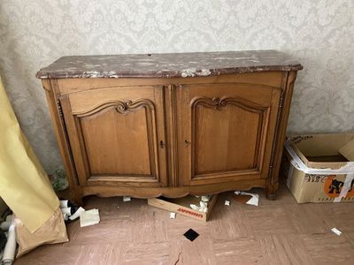 une armoire en bois avec un plateau en marbre, placée dans un coin de la pièce
