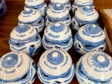 de nombreux plats bleus et blancs dans une caisse en bois
