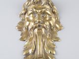 une statue en or représentant un homme barbu