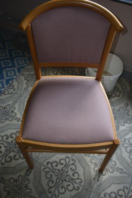 Lot 8 chaises bois et assises tissu rose, en l'état - Photo 1