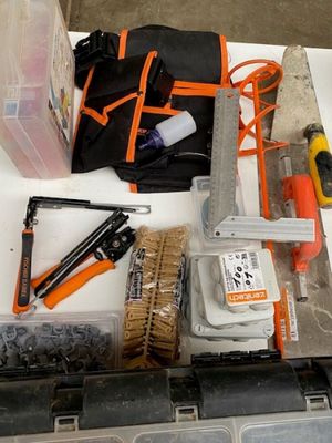 Lot comprenant une boite de rangement en plastique et divers…