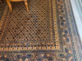 une chaise posée sur un tapis dans une pièce