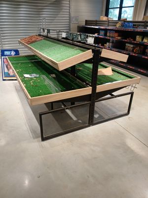 une table sur laquelle est représenté un terrain de football, dans un magasin