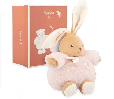 une petite peluche assise à côté d'une boîte