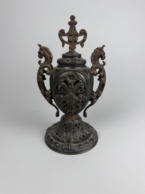 un vase antique en bronze sur fond blanc, avec un fond blanc