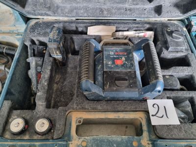 un outil dans la mallette posée sur le sol