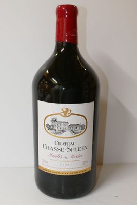 une bouteille de vin posée sur une table