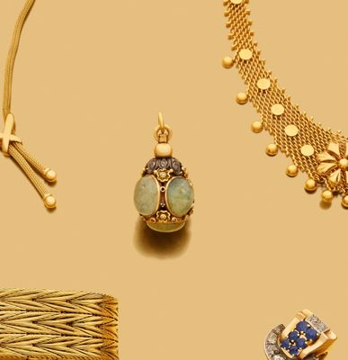 de nombreux bijoux en or sur un fond beige