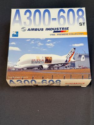 une boîte sur laquelle est représenté un avion