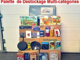 un tas d'objets divers posés sur un carton