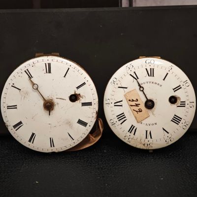 deux horloges posées côte à côte sur une table