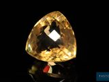 gros plan d'un diamant jaune sur une surface noire
