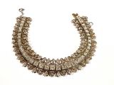 gros plan d'un collier sur une surface blanche