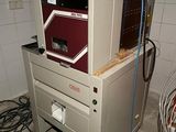 une machine qui se trouve à côté d'un ventilateur dans une pièce