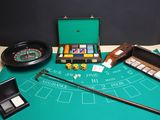l'image d'une table sur laquelle sont posés de nombreux objets