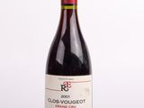 la bouteille de vin rouge est posée sur une surface blanche