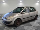 la photo d'une voiture argentée garée dans un garage