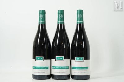 trois bouteilles de vin posées sur une table blanche