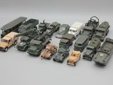 de nombreux véhicules militaires alignés les uns à côté des autres
