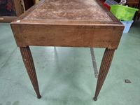 Petit bureau en bois posant sur quatre pieds, ouvrant par de… (photo 4)