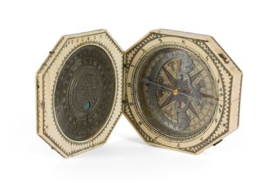 une vieille montre de poche contenant une boussole