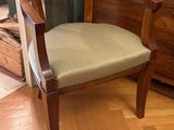 une chaise qui se trouve dans le coin d'une pièce