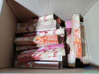 plusieurs boîtes de dentifrice dans un carton
