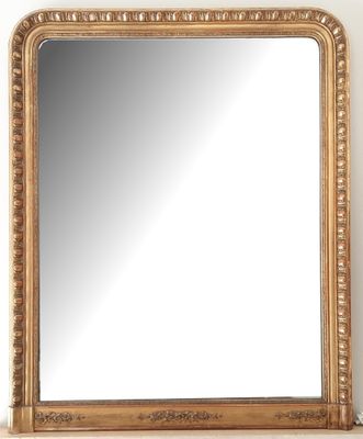 une image d'un miroir encadré d'or sur un mur blanc