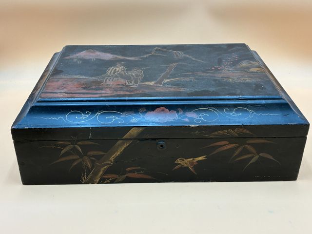 Coffret en bois laqué noir à décor de scène animée japonisante, d