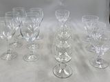 plusieurs verres à vin vides sont alignés sur une table