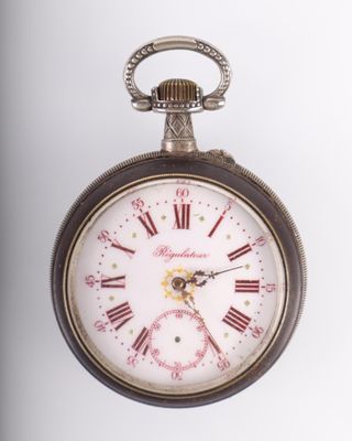 un gros plan d'une montre de poche ornée de chiffres romains