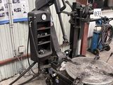 une machine qui se trouve dans un garage rempli d'outils