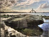 un gros rocher posé au bord de l'eau
