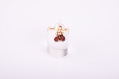 un gros plan d'une bague surmontée d'une abeille