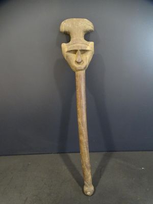 Massue janus, Vanuatu. Pièce de bois monoxyle débutant par u…