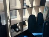 deux chaises bleues dans un coin de la pièce