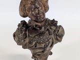 une image représentant une statue de femme coiffée d'un chapeau