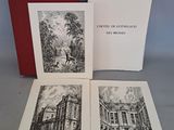 trois livres illustrés de bâtiments et d'arbres, posés sur une table