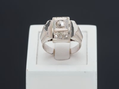 l'image d'une bague ornée d'un diamant