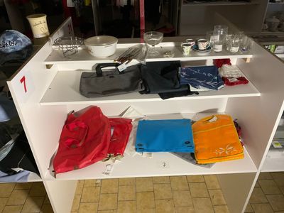 une étagère blanche sur laquelle sont posés tout un tas d'objets