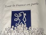 un sac sur lequel figure la photo d'un groupe de personnes