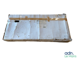 une boîte en carton posée sur une table