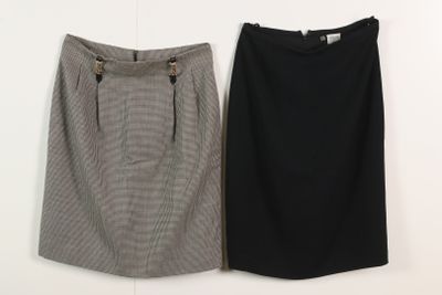 deux jupes avec des boutons sur le devant et une jupe avec des boutons dans le dos
