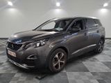 la voiture grise est garée sur le sol en damier d'un garage