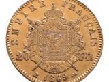 Gros plan sur une pièce d'or ornée d'une couronne