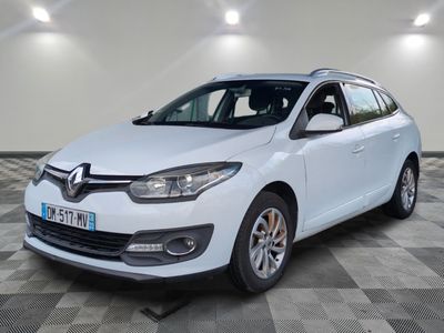 la voiture blanche est garée sur un carrelage à carreaux