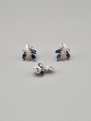 une paire de boucles d'oreilles en saphir et diamant